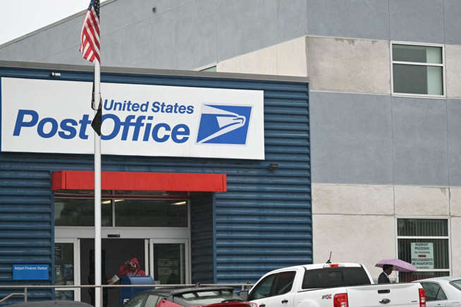 Featured image for DOJ Says Lawful Gun Owners Can Carry in Post Offices